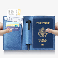 Ensemble de voyage personnalisé en cuir PU texturé Saffiano avec logo, comprenant une housse de passeport, une étiquette de bagage, un porte-cartes de crédit et un porte-stylo