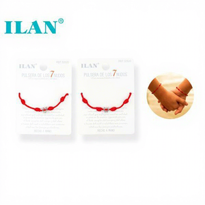 Braccialetto Ilan con 7 Nodi, Cordoncino Rosso e Ciondolo a Ferro di Cavallo in Argento - Product Image 1