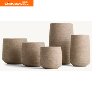 Ensemble de jardin rustique extérieur de style moderne et luxueux avec jardinière en terre cuite pour la plantation et la décoration. - Product Image 4