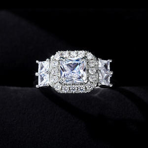 Anillo de Diamantes con Corte Princesa F737 en Oro Blanco para Mujer, Anillo de Compromiso con Diamante Sintético Cultivado en Laboratorio, Diseño Halo - Product Image 4