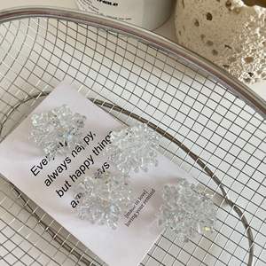 Pince à cheveux et barrettes en acrylique motif flocon de neige, élégantes, durables et légères, pour l'hiver, le quotidien et les fêtes de Noël - Product Image 4