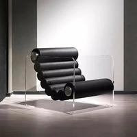 Fauteuil d'appoint en acrylique transparent avec coussins cylindriques noirs en cuir PU, accoudoirs ergonomiques en métal en forme de J, pour salon
