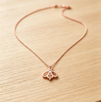 Collier Abeille en Acier Inoxydable pour Femme, Pendentif Abeille Creux Découpé, Bijou Animalier Délicat et Tendance, Cadeau pour Elle