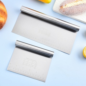 ที่ขูดแป้งสแตนเลสแบบมีด้ามจับยาวพร้อมสเกลสำหรับตัดแป้งทำขนม - Product Image 6