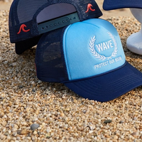 Casquette Trucker Thème Océan Wave Protect avec Broderie Couronne de Lauriers Personnalisée, Bleu Clair et Bleu Marine, en Mousse et Maille, Idéale pour la Plage