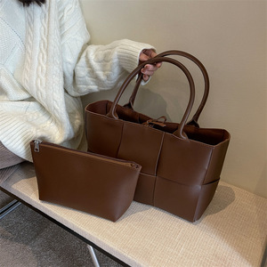 Bolso Tote Tejido de Moda para Mujer, Impermeable, de PU, Pequeña Capacidad, con Correa Ajustable y Cadenas, Minimalista, Moderno, para Uso Diario - Product Image 1