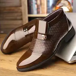 2022 yeni kayma iş ofis ayakkabı parti erkek deri ayakkabı yumuşak erkek klasik PU elbise ayakkabı erkekler için yeni stilleri