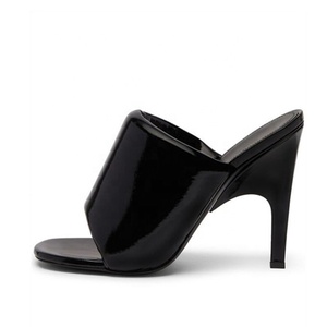 Mules de soirée pour femme à talon aiguille fin, dessus matelassé, en cuir verni brillant, bout carré ouvert - Product Image 2