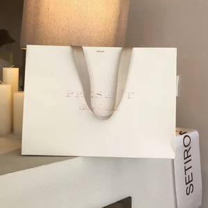 <span class=keywords><strong>Sac</strong></span> en papier personnalisé avec logo doré et poignée en soie dorée, idéal pour l'emballage <span class=keywords><strong>de</strong></span> vêtements et le shopping - Product Image 1
