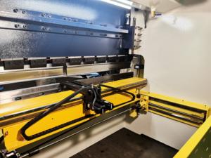 <span class=keywords><strong>SUDA</strong></span> Hydraulische <span class=keywords><strong>CNC</strong></span>-Abkant presse mit hochwertigem Werkzeug für langlebige Leistung - Product Image 2