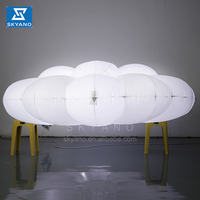 Nuages gonflables blancs gonflables d'installation d'art de nuage de parapluie avec la lumière menée