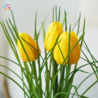 Tanaman Rumput Tulip Buatan Kecil dengan Alas Bola Lumut Tanpa Pot untuk Dekorasi Meja Rumah Musim Semi