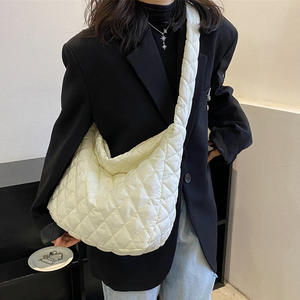 Autumn/Winter 2025 New Arrival Women's Shoulder Bag Cloud Style Casual Distinctive Large Capacity <b>Padded</b> Crossbody Bag - Product Image 1