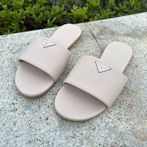 Sandalias Planas de Mujer al por Mayor, Color Sólido, con Logotipo Metálico Triangular, Versátiles para Verano y Uso Casual al Aire Libre - Product Image 2
