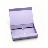 Boîte cadeau rigide pliable magnétique personnalisée en violet lavande avec ruban de traction pour l'emballage de cosmétiques et de vêtements
