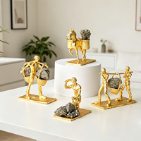 Statuette de mineur en métal doré avec pierre brute de cristal naturel, statue créative de la richesse et du découverte pour la décoration de la maison, du bureau ou du bureau de travail