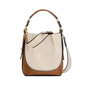 Bolso grande de hombro para mujer con asa ancha y correa larga en un lado, bolso tipo cubo Kult. - Product Image 5