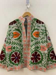 เสื้อแจ็คเก็ตกำมะหยี่ปักลายดอกไม้สไตล์โบฮีเมียน ผู้ผลิตและผู้ส่งออก OEM จากอินเดีย - Product Image 3