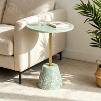 Table d'appoint ronde en terrazzo vert menthe avec base conique en métal doré, table d'angle pour canapé, pour la maison ou l'hôtel