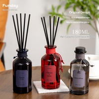 Flacon coloré, parfum haut de gamme extrait de plantes, emballage vintage en boîte grise, fonction air frais