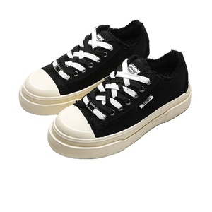 Zapatos de lona modernos y versátiles con forma de media luna y suela gruesa retro, adecuados para uso casual de hombres y mujeres. - Product Image 1