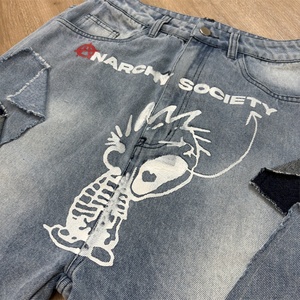 กางเกงยีนส์ขาสั้น Topshow DENIM แบบสั่งทำพิเศษ แต่งลายปักแบบดิสเทรส ตัดต่อผ้า พร้อมลายพิมพ์ออฟเซ็ต ขายส่ง กางเกงยีนส์ขาสั้นผู้ชาย - Product Image 3