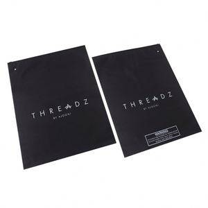 Sac en polypropylène noir Panton, auto-adhésif, personnalisé, imprimé en noir, refermable, pour emballage de vêtements - Product Image 5