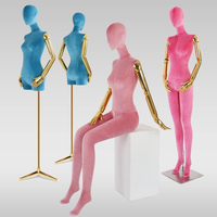 Mannequin féminin de luxe grandeur nature recouvert de velours, forme de robe pour femme, support de mannequin assis/debout avec bras dorés ou argentés pour l'affichage de vêtements
