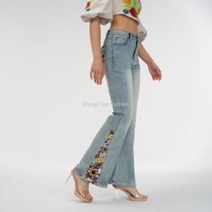 Jeans pour femmes en gros, personnalisés, délavés, brodés de fleurs, en denim, coupe évasée, tendance - Product Image 2
