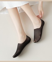 Chaussettes bateau invisibles en soie glacée pour femme, couleur unie, semelle en coton, fines, antidérapantes en silicone pour l'été