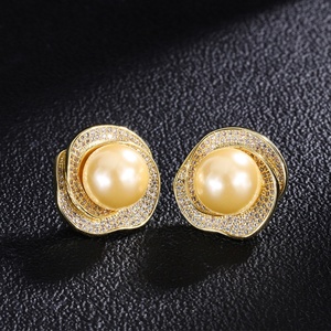 Wholesale Eco-friendly Copper 18K Gold Plated Geometric Shell Pearl Bridal Flower Pendant and <b>Earrings</b> Jewelry <b>Set</b> for Wedding - Product Image 4