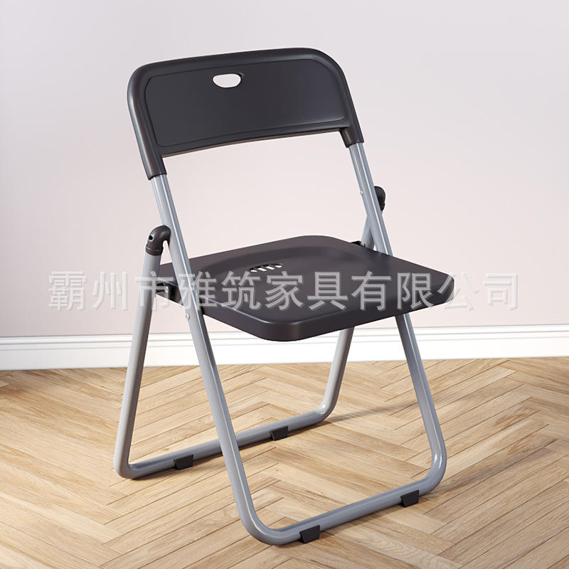 Jambes grises, noir froid.