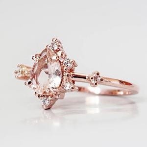 Anillo de Compromiso Chapado en Oro Rosa de 14K con Halo de Morganita Tallada en Crush Cut y Diamantes Alrededor del Anillo de Bodas - Product Image 5