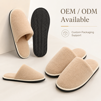 Chaussons d'hôtel jetables de luxe, doux, avec logo personnalisé, antidérapants, en polaire corail, pour les commodités des chambres d'hôtes des spas 5 étoiles
