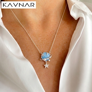 Collier plaqué or blanc avec pendentif planète en émail bleu, étoile en zircon cubique, motif céleste, hypoallergénique, cadeau d'anniversaire pour elle, vente en gros OEM - Product Image 1