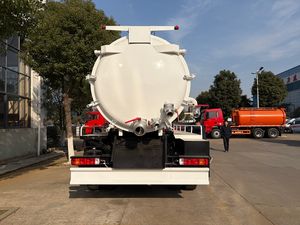 Camion-citerne d'aspiration des eaux usées Foton Auman de 18 mètres cubes, équipé de conduites à droite et à gauche pour l'aspiration et le transport des eaux usées - Product Image 4