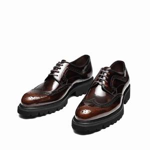 Chaussures habillées classiques pour hommes en cuir brun poli à la main, élégantes, associées à une chaîne en métal noir audacieuse pour hommes - Product Image 4