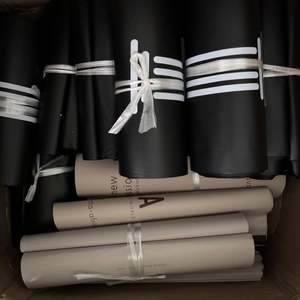 Enveloppe d'expédition polymailer écologique biodégradable noire mate avec logo personnalisé pour sacs, vêtements et chaussettes - Product Image 6