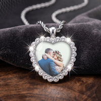 Collier personnalisable en métal avec pendentif commémoratif en forme de cœur serti de diamants, avec portrait imprimé de chat et de chien pour couple.