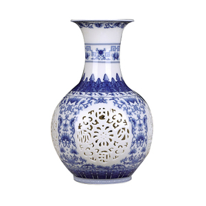 Jarrón de mesa de cerámica azul <span class=keywords><strong>y</strong></span> blanco chino pequeño, jarrón hueco de porcelana, jarrón hueco decorativo de escritorio Jingdezhen - Product Image 2