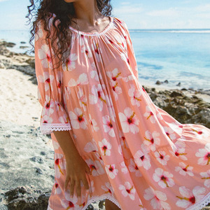 ชุดเดรสสั้นคอวีระบายลายฮาวาย ออกแบบโดยผู้ผลิต คุณภาพสูง ผลิตจากผ้าเรยอน 100% สำหรับฤดูร้อน - Product Image 2