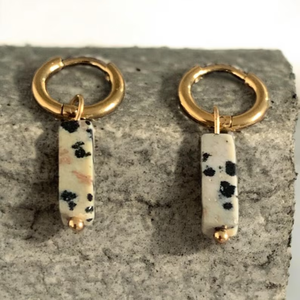 Boucles d'oreilles créoles Huggie en acier inoxydable plaqué or 18 carats avec pendentif <span class=keywords><strong>barre</strong></span> en jaspe dalmatien naturel, bijoux pendantes en pierre pour femme - Product Image 2