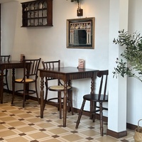 Tables et chaises de restaurant de style vintage, meubles en bois massif robustes pour bistro et café
