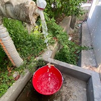 Seau à eau rouge en acier de 8 L avec poignée en bois, seau d'urgence en métal de style japonais pour la sécurité des usines et des jardins