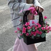 Boîte à fleurs ovale en carton épaissi, dorée à l'or fin, à poignée, ajourée, pliable, pour arrangement de bouquets, faite à la main, vente en gros
