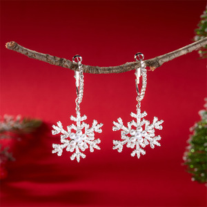 Boucles d'oreilles <span class=keywords><strong>de</strong></span> <span class=keywords><strong>Noël</strong></span> en alliage <span class=keywords><strong>chic</strong></span> et luxueuses - Paire unique avec pendentif flocon <span class=keywords><strong>de</strong></span> neige et Père <span class=keywords><strong>Noël</strong></span> festifs - Product Image 2