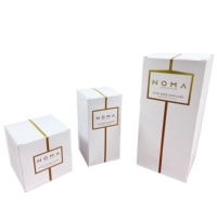Diffuseur d'arômes pour voiture suspendu en gros Boîte cube de désodorisant de 8ml Bouteille de parfum suspendue pour voiture avec bouchon à vis Boîte en papier