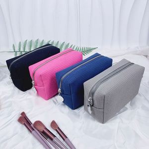 Nouvelle conception, sac de toilette carré en tissu gaufré uni, sac cosmétique à fermeture éclair en treillis, sac à maquillage - Product Image 3