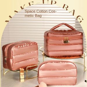 Bolsa de Maquillaje Acolchada, Portátil, Ligera y Moderna, Organizador de Artículos de Aseo, Bolsa de Cosméticos Personalizada - Product Image 1