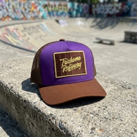 Gorra Trucker Snapback Personalizada con Malla Marrón en la Parte Delantera, Logotipo Cursivo en Parche Tejido Cuadrado y Corona Media Morada